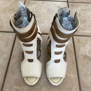 Freebird Tiara White Multi sandals Size 7 EUC. Exactly as photos. Original box